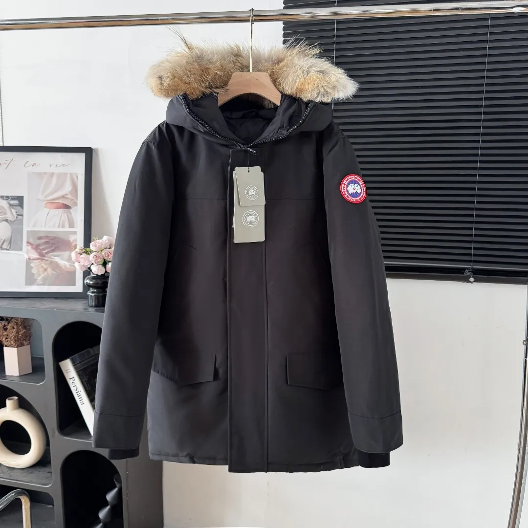 Style number: Y 87 Canada Goose 13 down jackets, timeless Classic, same style for men and women, mid-length windbreaker jacket. Canada Goose technology waterproof fabric is wind and cold resistant and extremely warm! Plush heat storage keeps you warm and warms you up quickly! Extra large fur collar design, fine fur, smooth to the touch, comfortable and skin-friendly! Double windproof cuffs to prevent cold wind from entering! The pockets have a flap zipper design and the upper pocket is a diagonal pocket, which is convenient and practical! Canada Goose’s popularity in the past two years has greatly surpassed that of the king of down jackets, the Meng Mouth, and it is the hottest item in autumn and winter on INS! Same Style for men and women, Canada Goose Classic style! Color: Black Black Label Black Red Label Cream White Gray Black Label Gray Red Label Navy Blue Sizes: XS S M L XL XXL